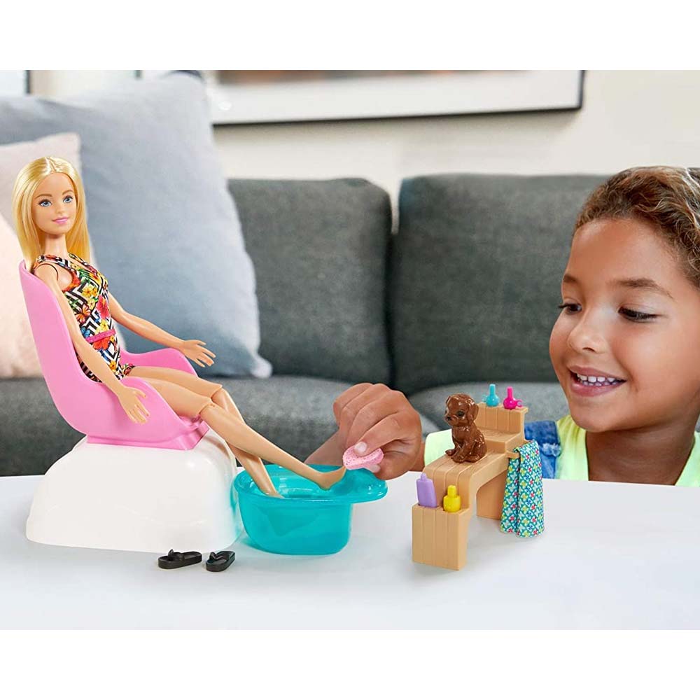 Barbie Manicure Pediure Spa Bambola con Cucciolo e Accessori Giocattol